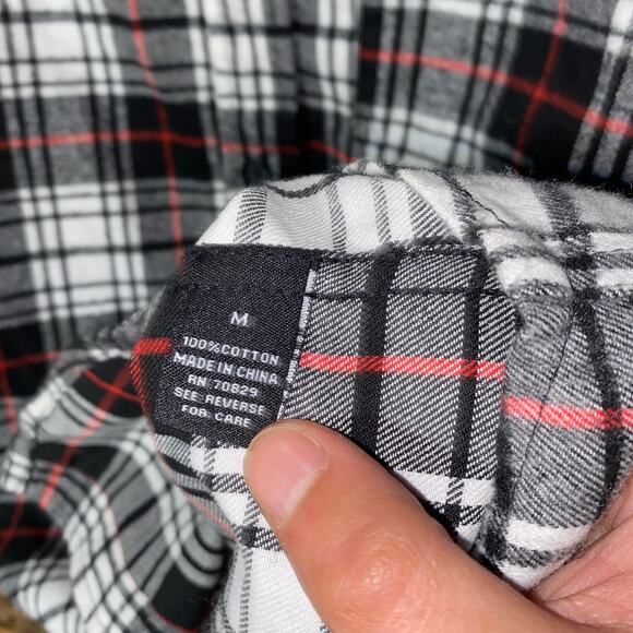 Rue 21 Black Red White Plaid Flannel Long Sleeve Button Down Shirt Size Medium - Picture 5 of 6